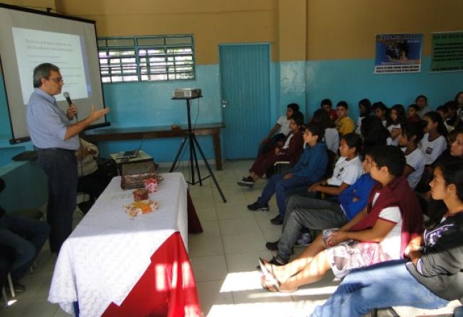 Dia 05/06/2013 – REUNIÃO SOBRE O MEIO AMBIENTE NA ESCOLA E.E. PROF. MIGUEL ABU-YAGHI – PROJETO: “PREVENÇÃO TAMBÉM SE ENSINA”